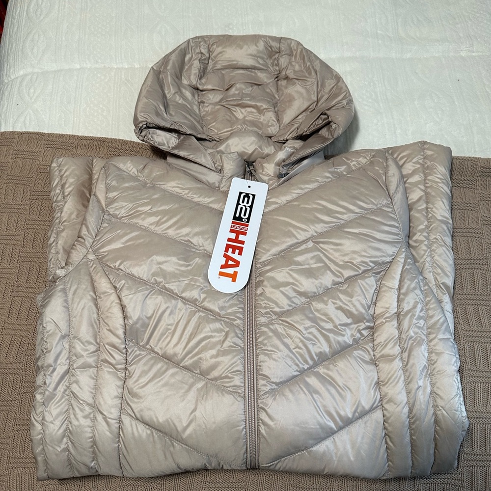 32• Degrees Heat 32• Degreesees Cool Women’s puffed coat. Size Medium.